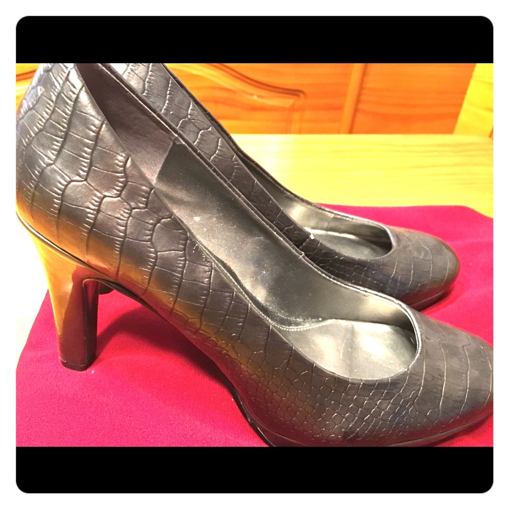 Bandolino Steel Grey Pumps